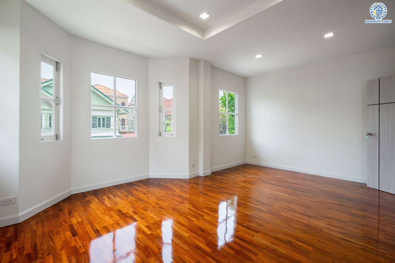 บ้านมือสองตกแต่งใหม่ ม.ลัดดารมย์ วัชรพล แบรนด์ Q.House เนื้อที่ 70.1 ตร.ว. ฟังก์ชัน 3 ห้องนอน 3 ห้องน้ำ จอดรถได้ 2 คัน Facilities ครบครัน บนทำเลเชื่อมต่อหลายเส้นทาง ถ.รามอินทรา ถ.สายไหม และถ.พหลโยธิน ใกล้สนามบินดอนเมือง ทางด่วน "ศรีรัช" และ เซ็นทรัลรามอินทรา...